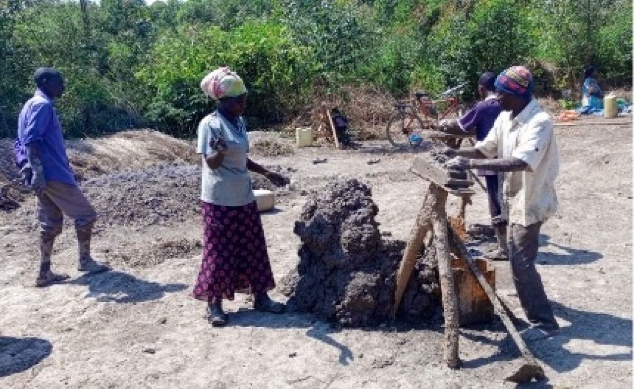 Toggwamussuubi learners laying bricks2