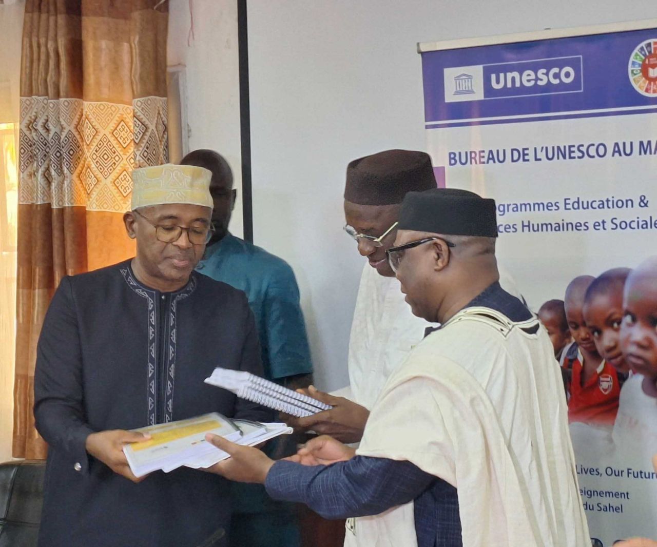 Remise des documents de création de la filière AENF EN Sup aux deux ministres