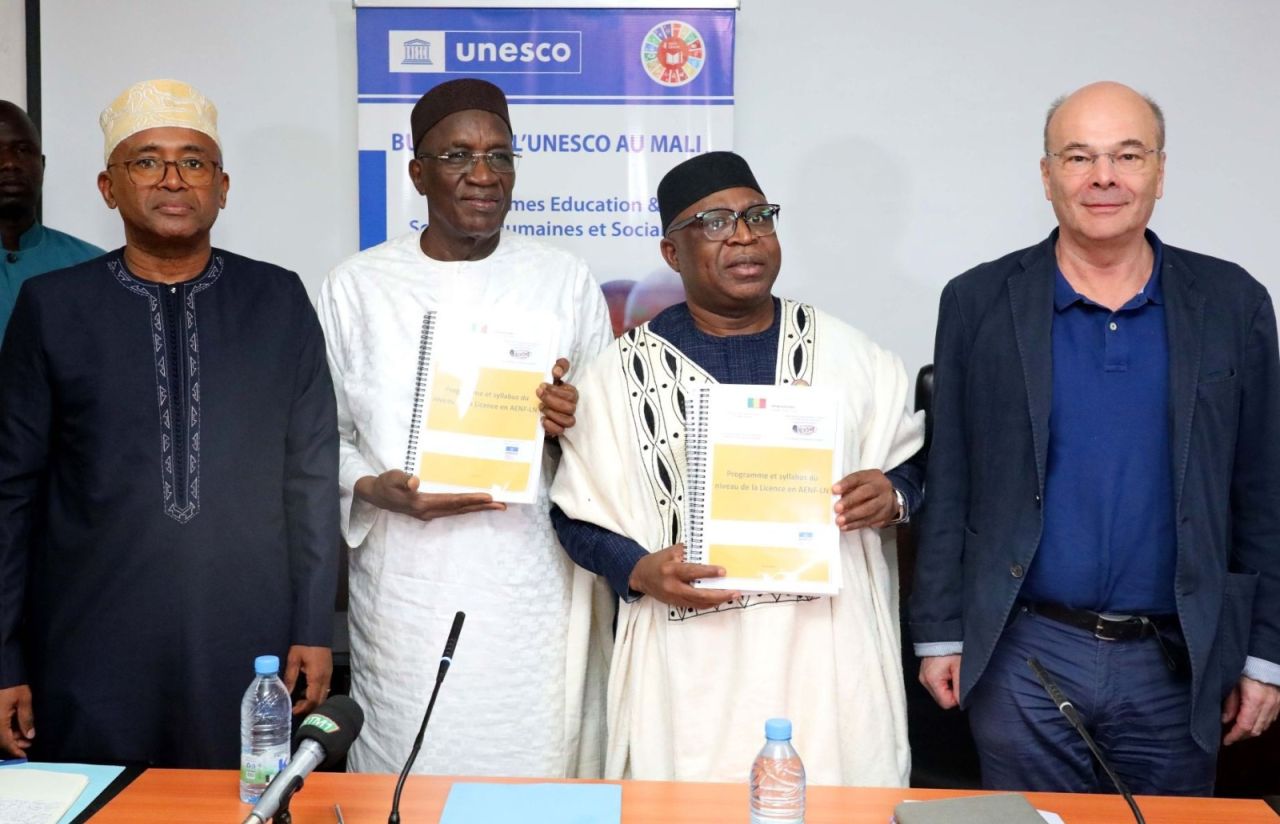 Martin Westphal Directeur Régional DVV International AO en compagnie de 2 ministres de l Education du Mali au centre