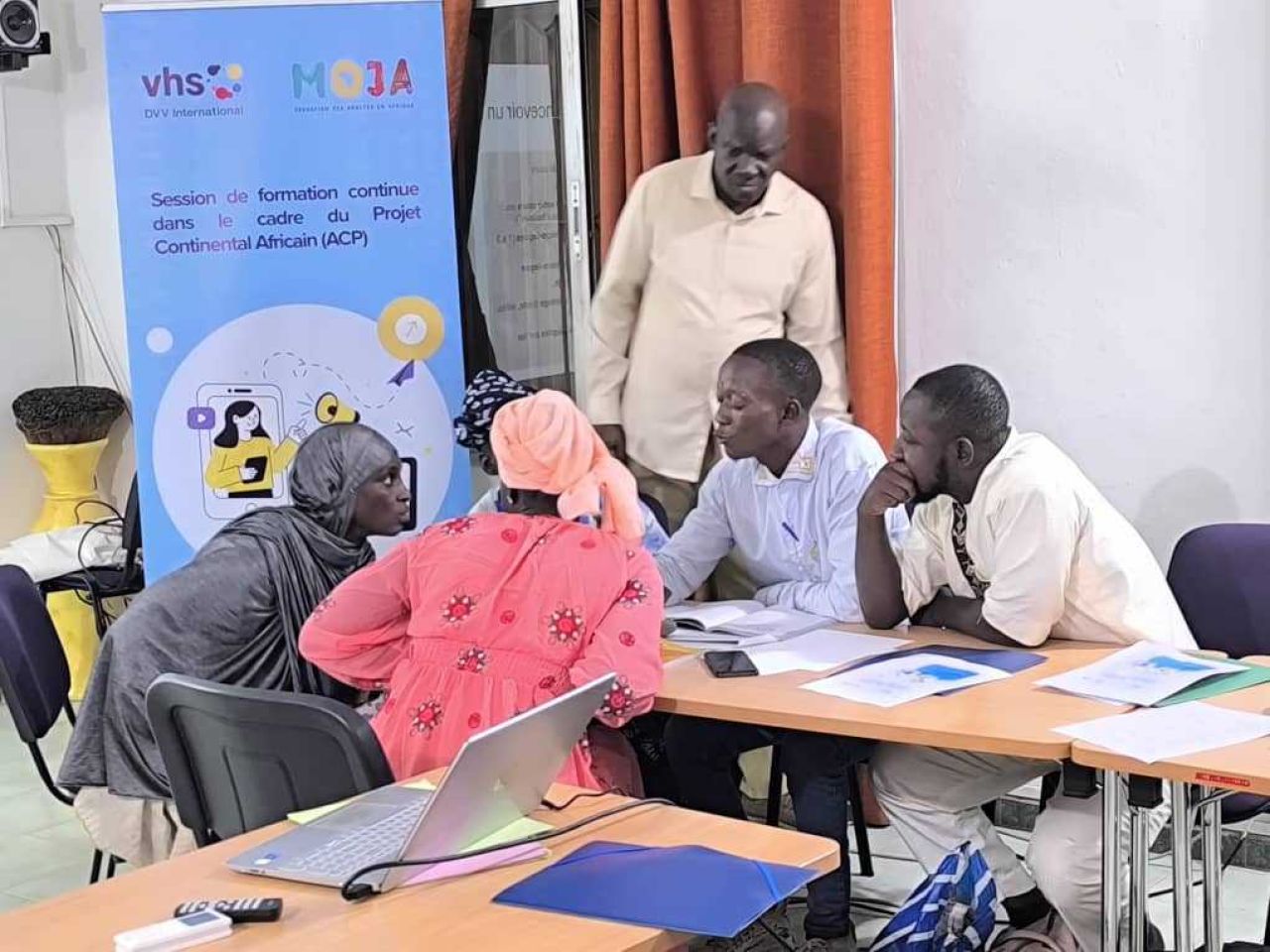 Exercice de groupe Session de formation sur lutilisation des réseaux sociaux