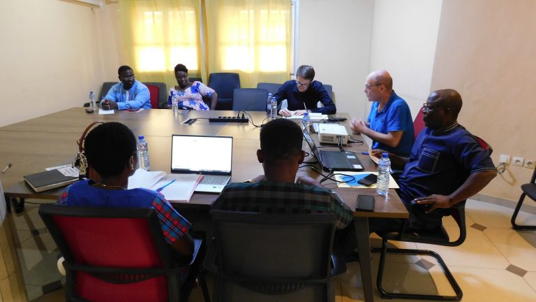 Séance de travail au bureau avec le représentant du BMZ