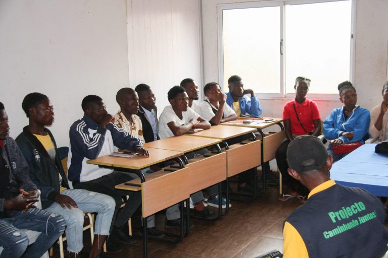 ENTREGA DOS FUNDOS ROTATIVOS AMBOIM SEDE 16 12 2024 2 scaled