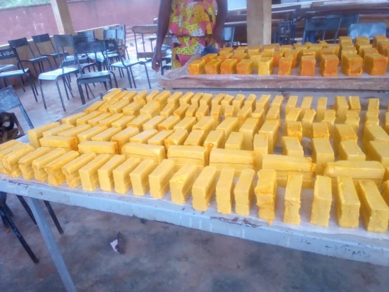 Fabrication du savon par les femmes du CEC de Kambila