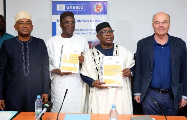 Martin Westphal Directeur Régional DVV International AO en compagnie de 2 ministres de l Education du Mali au centre