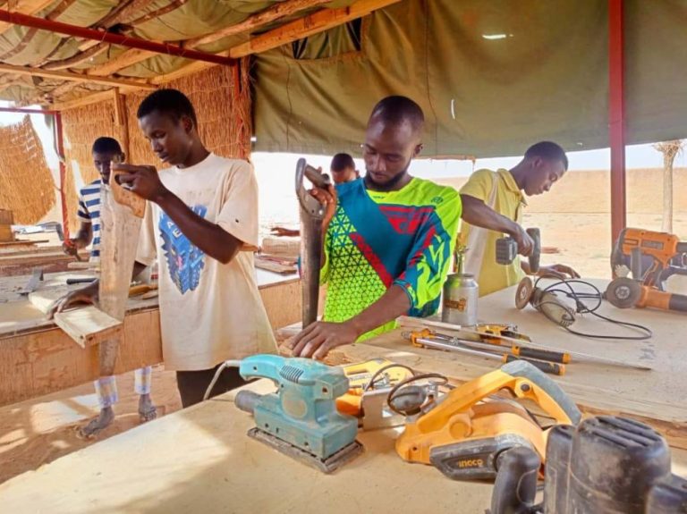 Menuiserie bois Centre d Education Communautaire de Gouzoureye Région de Gao Nord Mali3