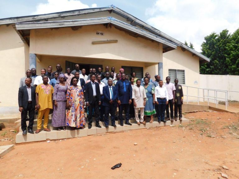 Photo de famille après louverture de latelier de Lomé