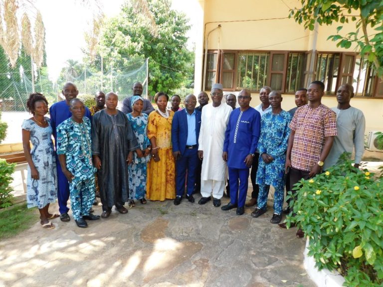 Photo de famille des participants à latelier