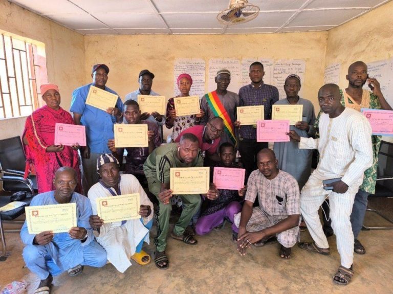 Remise des attestations de participation Formation des Formateurs REFLECT PASSIP