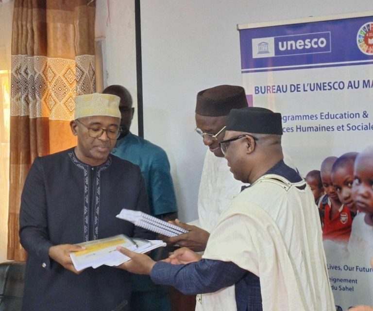 Remise des documents de création de la filière AENF EN Sup aux deux ministres