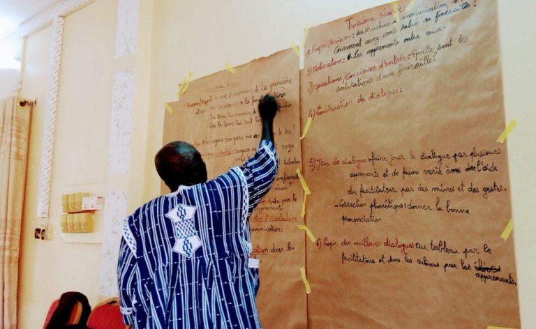 Un apprenant Alpha en situation dapprentissage en lecture