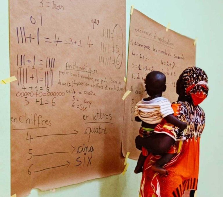 Une apprenante au tableau