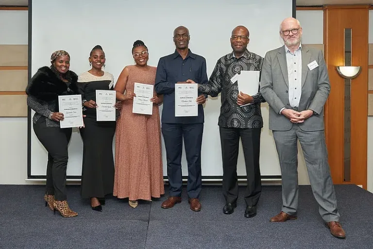 A graduation ceremony for ALE educators was part of the closing ceremony. DVV International Director Uwe Gartenschlaeger presented the certificates.